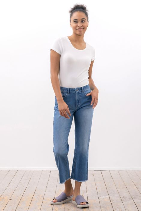 Verkürzte Jeans mit Bio-Baumwolle und Fransensaum 